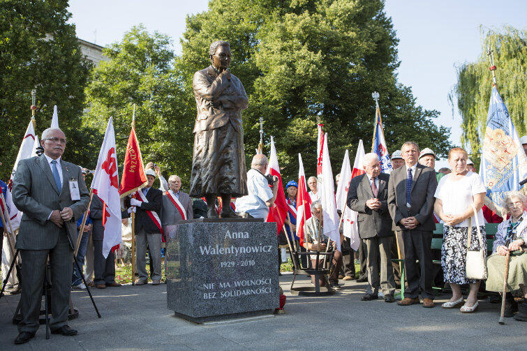 Od dnia odsłonięcia pomnika Anny Walentynowicz, która mieszkała nieopodal - skwer musi wyglądać porządnie na co dzień i od święta. Na zdjęciu: uroczystości 15 sierpnia 2015 r.
