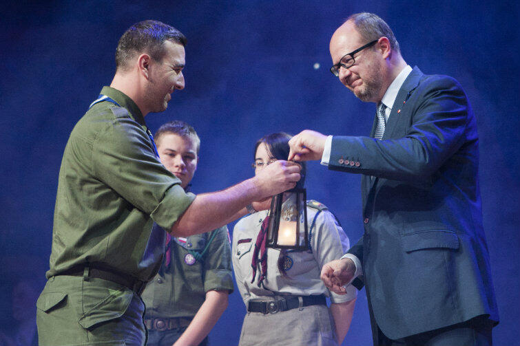 Harcerze przekazali na ręce prezydenta Adamowicza tradycyjne Betlejemskie Światełko Pokoju.