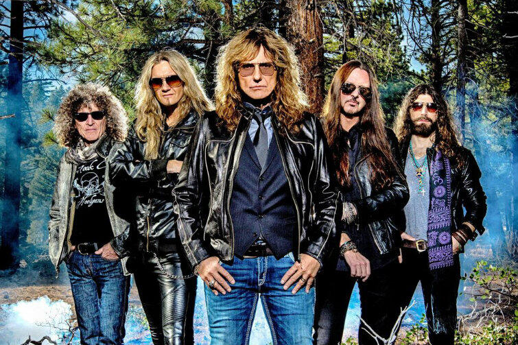 Whitesnake w aktualnym składzie - pośrodku: David Coverdale.
