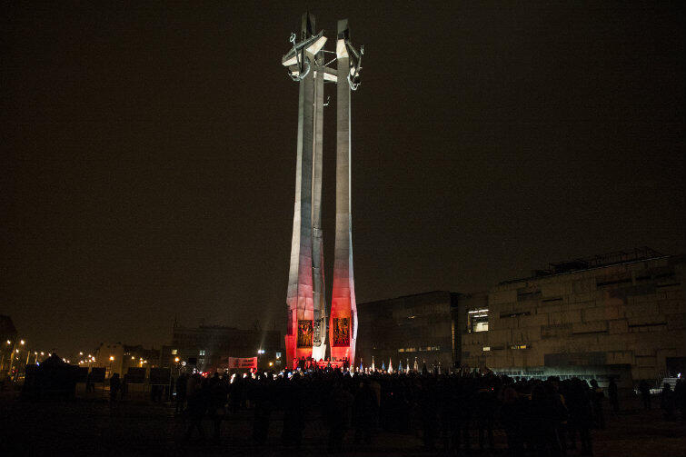 Wieczorne uroczystości pod Pomnikiem Poległych Stoczniowców.
