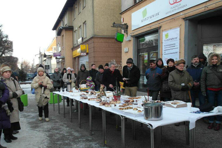 Mieszkańcy Oliwy i ich goście z całego świata od kilku lat przełamują się opłatkiem przed siedzibą Fundacji Wspólnota Gdańska.
