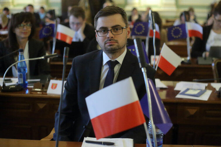 Nowy radny PO - Mariusz Andrzejczak zastąpił w RMG Małgorzatę Chmiel, która została posłem.