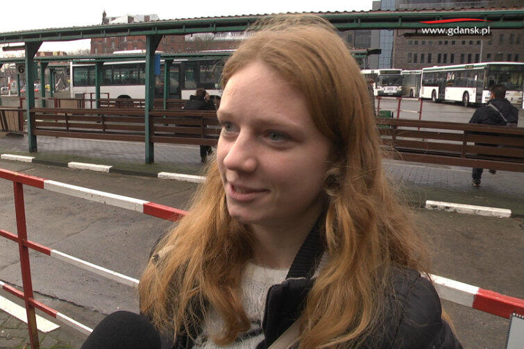 Natalia, uczestniczka wyprawy do Włoch, tuż przed odjazdem autokaru z dworca PKS w Gdańsku.
