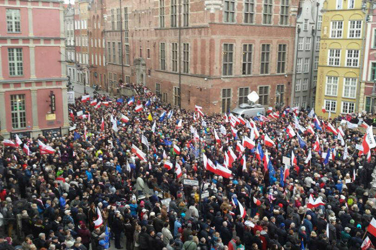 Długi Targ, Długa, Ławnicza. Manifestacja KOD zgromadziła przeciwników działań obecnego rządu.
