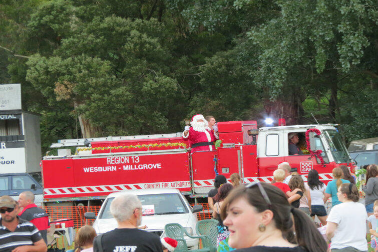 Yarra Valley - święty Mikołaj nadjeżdża wozem australijskiej straży pożarnej.
