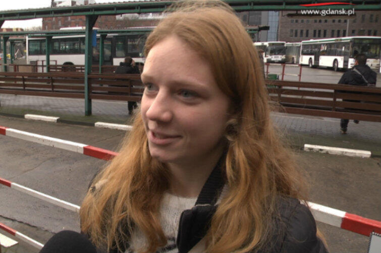 Natalia, jedna z uczestniczek wyprawy na Pogorię, tuż przed odjazdem autokaru z dworca PKS w Gdańsku.
