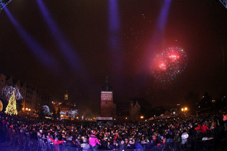 Noworoczny pokaz sztucznych ogni nad Gdańskiem co roku przyciąga jak magnes.
