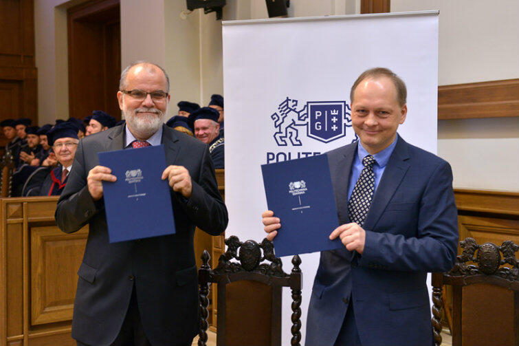 Konsorcjum UG i PG powstało 16 grudnia 2015 r. Umowę podpisali (od lewej): prodziekan ds. współpracy i rozwoju WFTiMS PG prof. Ryszard Barczyński oraz prof. Piotr Bojarski, dziekan WFMI UG.
