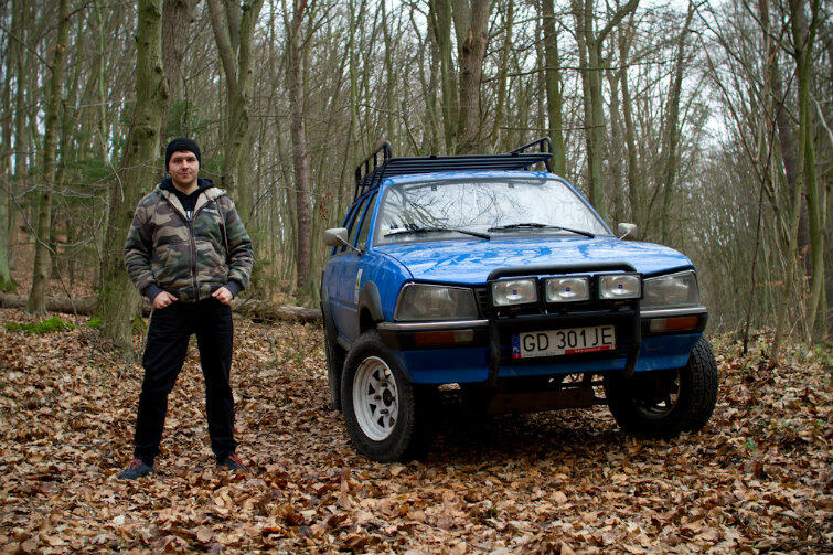 Jędrzej Łukowicz przyprowadził swojego ukochanego Peugeota Dangel z Belgii. W miłości granice i odległości nie mają znaczenia.
