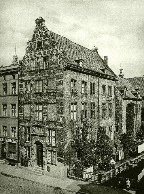 Tak wyglądał Dom Opatów Pelplińskich ponad wiek temu. Zdjęcie wykonano w roku 1900.
