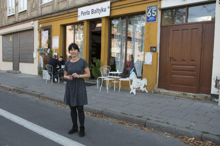 Iwona Kwiatkowska przed budynkiem restauracji.
