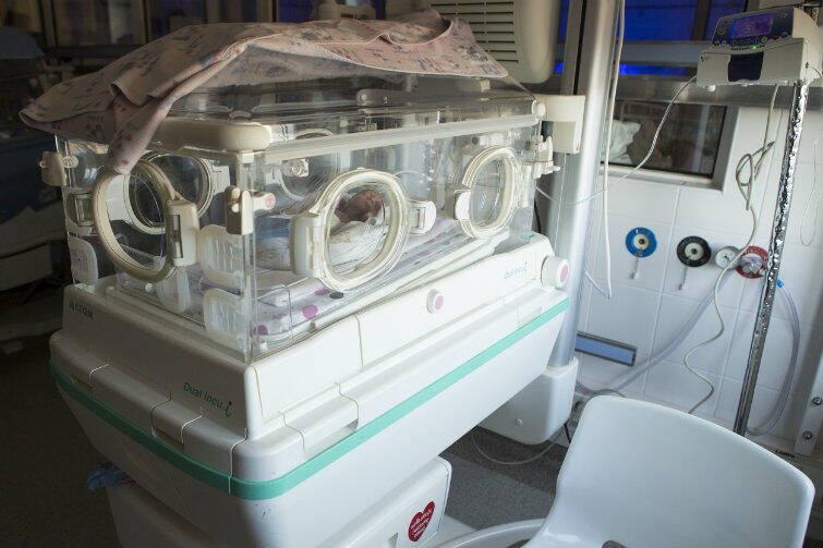 Wiele specjalistycznych urządzeń ratujących życie noworodkom w szpitalu Copernicus na Zaspie jest oznaczonych serduszkami Orkiestry.
