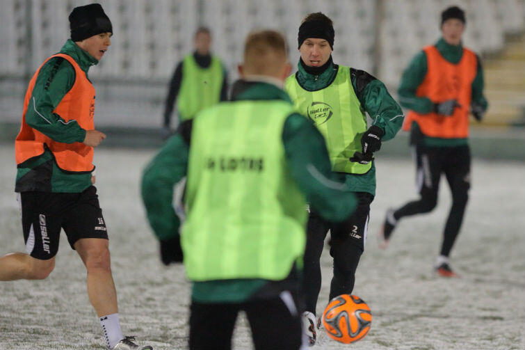 Ariel Borysiuk (pierwszy z lewej) w piątek, 8 stycznia 2016 r., jeszcze trenował z kolegami z Lechii 
