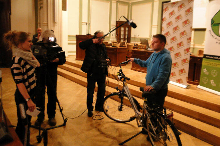 Karol Czarnecki odbiera główną nagrodę w Sylwestrowym Konkursie Butelkowym - rower trekingowy.
