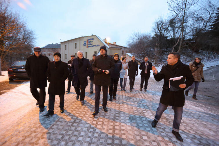 Ruszyli. Urzędnicy miejscy rozpoczęli zwiedzanie Biskupiej Górki sprzed gmachu Gdańskiej Wyższej Szkoły Humanistycznej 
