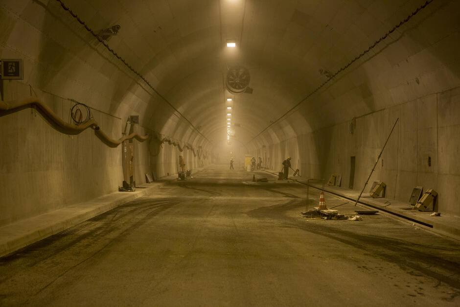 Tak w grudniu 2015 r. wyglądał tunel pod Martwą Wisłą. Samochody przejadą tędy w kwietniu 2016 r.
