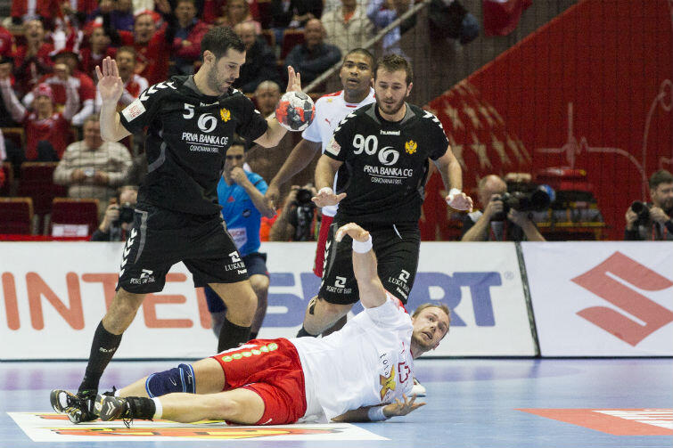 W meczu Danii z Czarnogórą zawodnicy walczyli do upadłego. Duńczyk Henrik Toft Hansen (leży) oraz Mirko Milasević (po lewej) i Nemanja Grbović (po prawej)