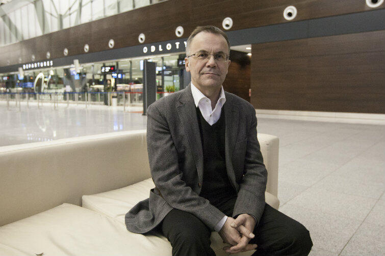 Jarosław Sellin, wiceminister kultury, na gdańskim lotnisku, w drodze do Warszawy.