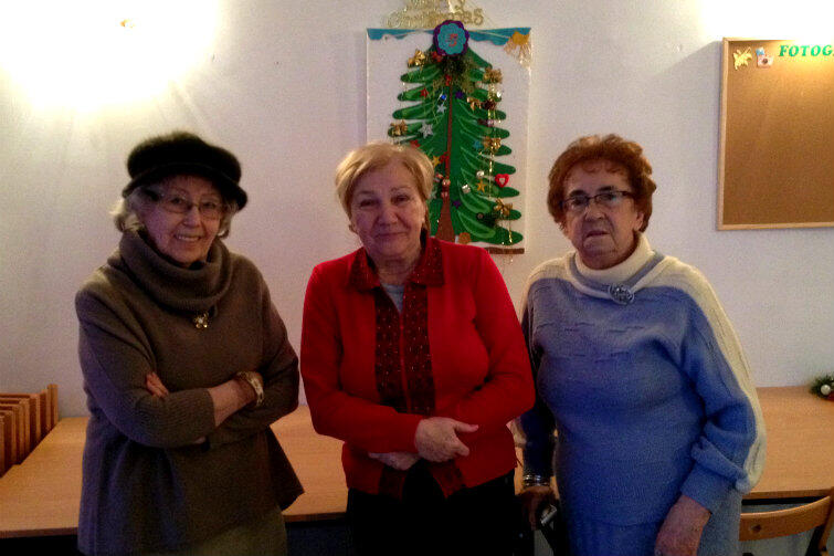 Krystyna Tylman, Helena Turk i Irmina Golińska w siedzibie klubu seniora przy Ogarnej.