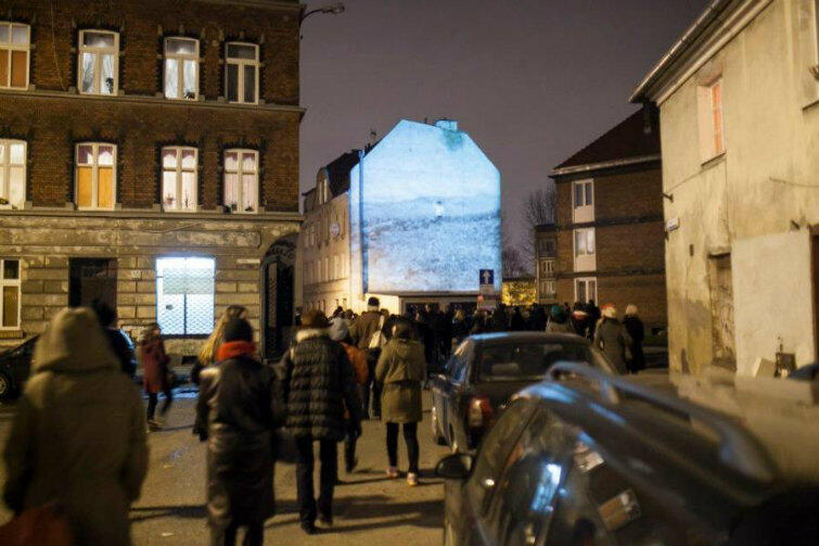 W 2012 r. ścianę szczytową domu przy ul. Stare Domki, gdzie mieszkał pan Stanisław, wykorzystano jako ekran festiwalu NARRACJE. Wyświetlano na niej prace holenderskiego artysty Gabriela Lestera.
