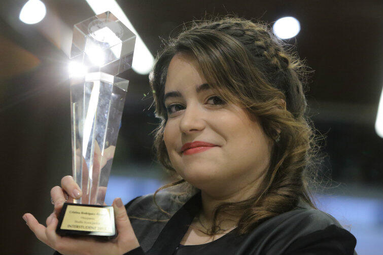 Cristina Rodríguez Álvarez ze statuetką zwycięzcy konkursu INTERSTUDENT.