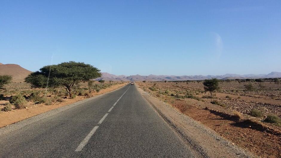 Afrykańska droga widziana zza szyby zabytkowego Żuka
