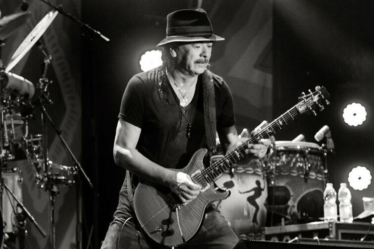 Carlos Santana w lipcu przyszłego roku skończy 70 lat, ale na scenie wciąż imponuje młodzieńczą energią.