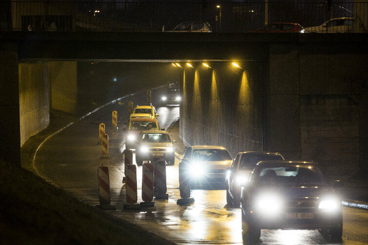 Ulicą Okopową w tunelu pod aleją Armii Krajowej samochody poruszają się jednym pasem.