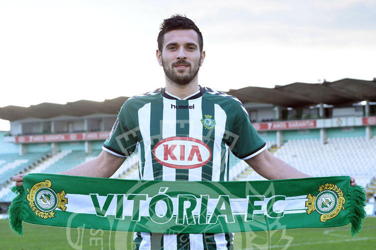 Barwy niby te same, ale napis na szaliku wyjaśnia wszystko: Maciej Makuszewski został zawodnikiem portugalskiej Vitorii Setubal
