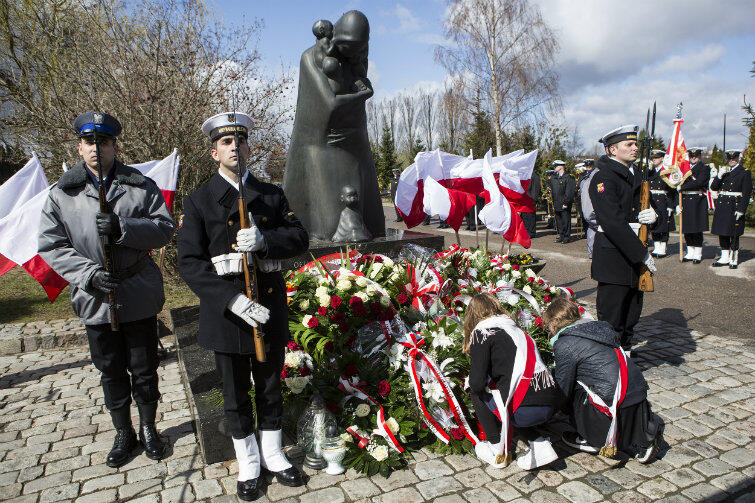 Co roku w kwietniu przed pomnikiem Golgota Wschodu na cmentarzu Łostowickim w Gdańsku odbywają się uroczystości z okazji Dnia Pamięci Ofiar Zbrodni Katyńskiej. 
