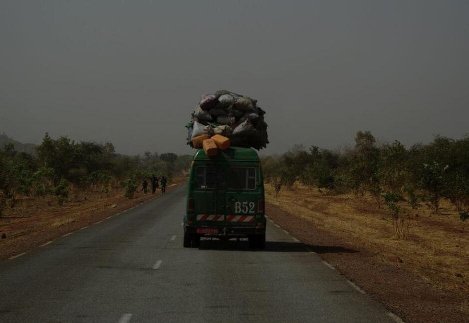 Wypełniony samochód na afrykańskiej drodze
