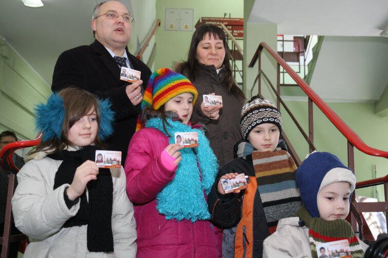 Pierwsze Karty Dużej Gdańskiej Rodziny zostały wydane 28 stycznia 2011 roku i z powodzeniem działają do dziś. Na zdjęciu państwo Radtke z dziećmi.