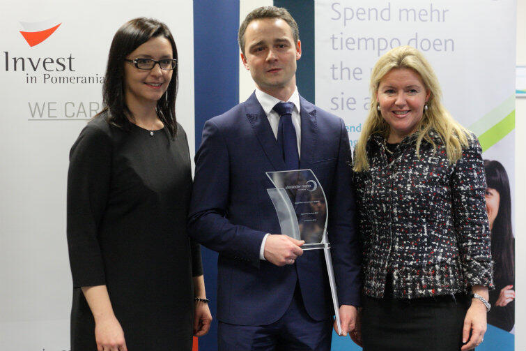Na zdjęciu od lewej: Jolanta Gantkowska - dyrektor zarządzający AMS Polska, Robert Łężny - dyrektor ds. operacyjnych gdańskiego centrum oraz Rosaleen Blair - prezes AMS.