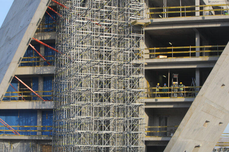 Podczas budowy zużyto tysiące ton betonu i stali.