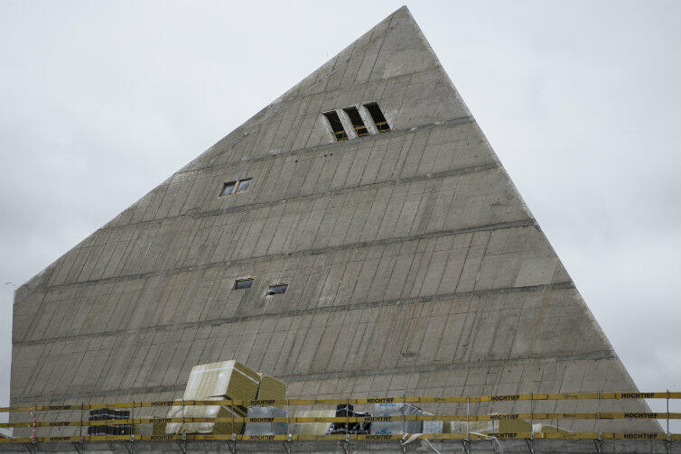 Jeśli spojrzeć z pewnej perspektywy, muzeum przypomina piramidę w środku miasta.