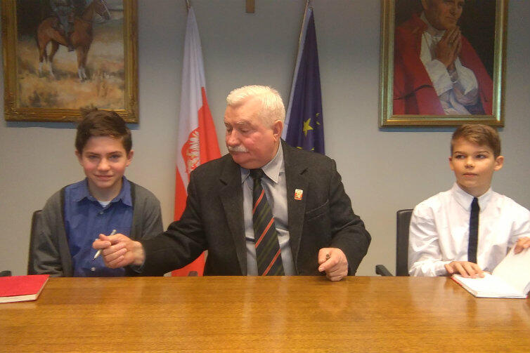 Lech Wałęsa w swoim biurze w ECS, 10 lutego rano, w otoczeniu dzieci: Maciek z Wrocławia i Wojtek z Gdańska.
