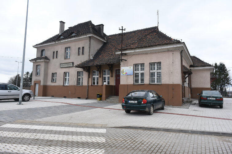 Budynek dworca kolejowego w Osowej wzniesiono jeszcze przed wojną, w latach 30. XX wieku.
