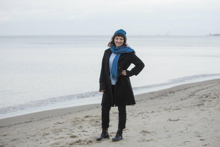 Katarzyna Molęda - pisarka, dziennikarka, naukowiec - na plaży w Jelitkowie.
