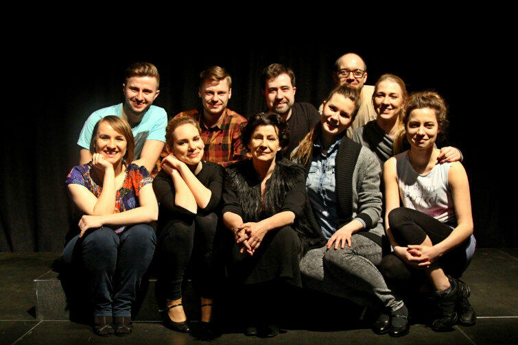 Dorota Kolak (w dolnym rzędzie, pośrodku) z aktorami występującymi w spektaklu dyplomowym Przeleć mnie.
