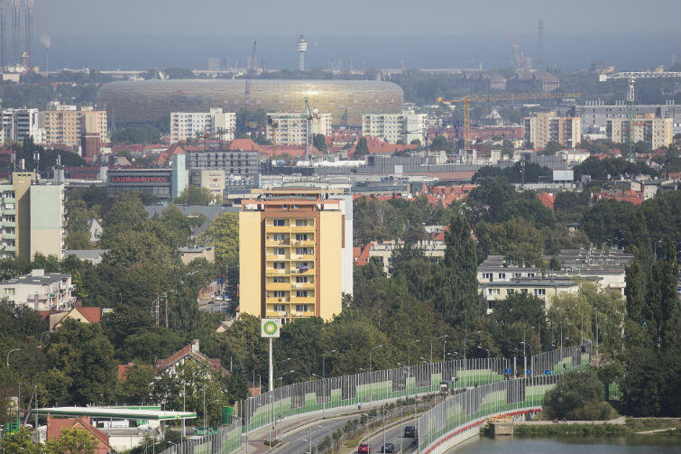 Widok na Wrzeszcz, w tle Letnica ze stadionem i Nowy Port. 
