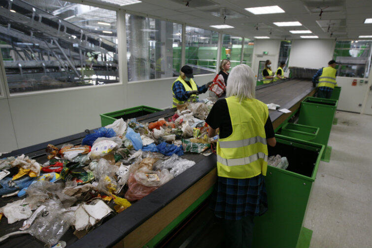 Przez taśmociąg w sortowni ZUT przechodzą tak wielkie ilości odpadów, że surowce wtórne, których nie wychwycą pracownicy...
