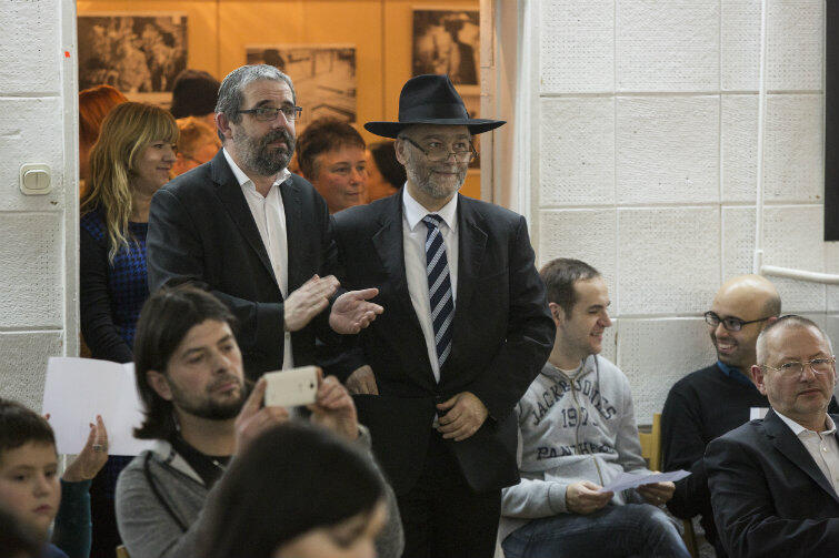 Michał Samet (w kapeluszu) w synagodze we Wrzeszczu, podczas obchodów święta Chanuki w 2014 r. Po jego lewej stronie - Michał Rucki, wiceprzewodniczący Gminy Wyznaniowej Żydowskiej w Gdańsku.
