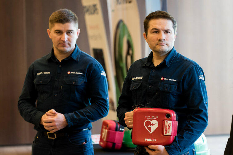 Grzegorz Dokurno i Karol Piekutowski z Fundacji Max Harter na pewno nie zawahają się użyć defibrylatora. My też nie powinniśmy się go bać.
