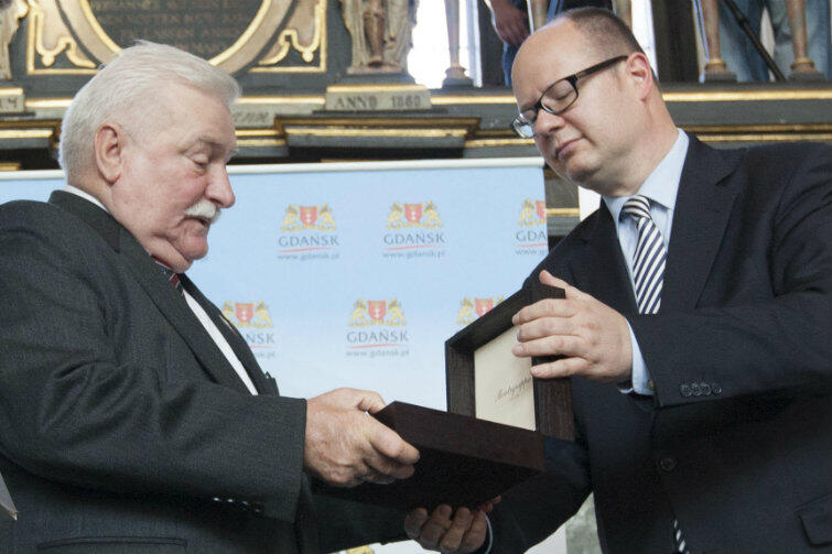 Jak prezydent z prezydentem. Nz. podczas uroczystości wręczenia Nagrody im. Lecha Wałęsy, którą 29 września 2013 r. otrzymał Michał Chodorkowski. Uroczystość zbiegła się z urodzinami Wałęsy.
