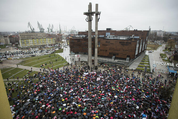 Tak wyglądała manifestacja na Placu Solidarności, zorganizowana w grudniu ub. roku przez Komitet Obrony Demokracji. Ta w obronie Wałęsy ma być dużo większa.