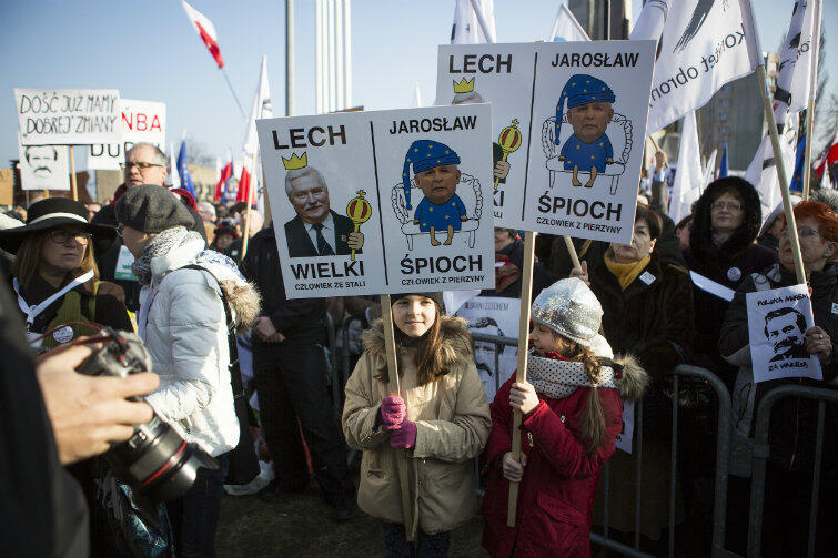 Mariusz Lubomski przyszedł na manifestację ze swoimi córeczkami bliźniaczkami, a one - z identycznymi transparentami.
