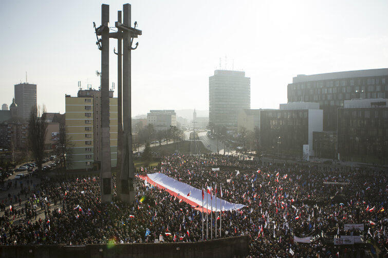Według organizatorów na placu Solidarności było ponad 20 tysięcy ludzi.
