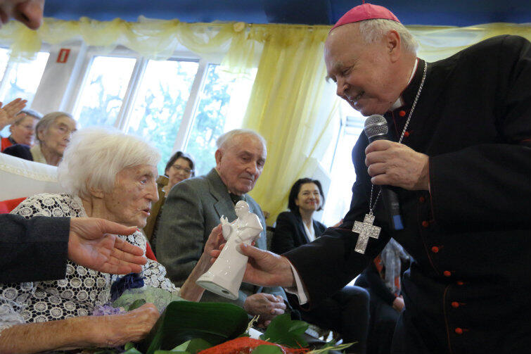 Od abp. Tadeusza Gocłowskiego jubilatka dostała w prezencie porcelanową figurkę Jana Pawła II.
