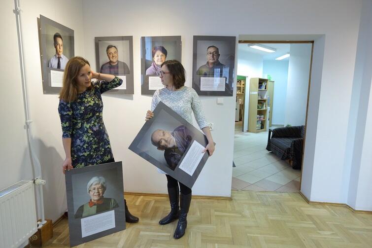 Kamila Chomicz i Beata Szalkowska przygotowują wystawę.
