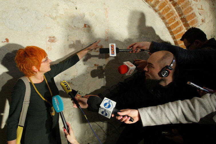 Dr Katarzyna Darecka oblężona przez reporterów prezentuje fragmenty odkrycia.
